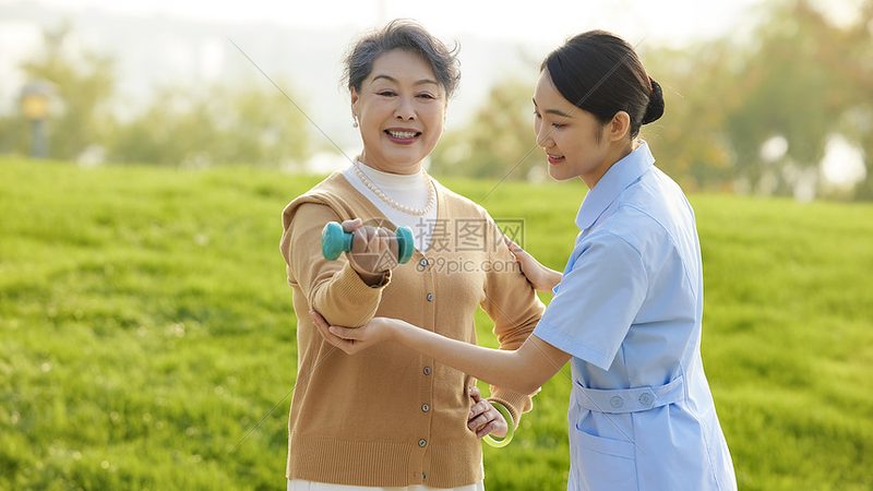 家庭陪护服务的价格主要由以下几个因素构成：