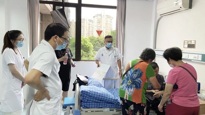 半失能老人护理和养老区别